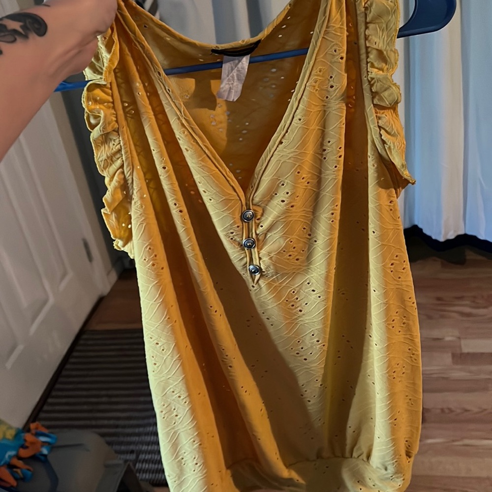 Yellow top no size on tag guessing a medium good condition besides the tag